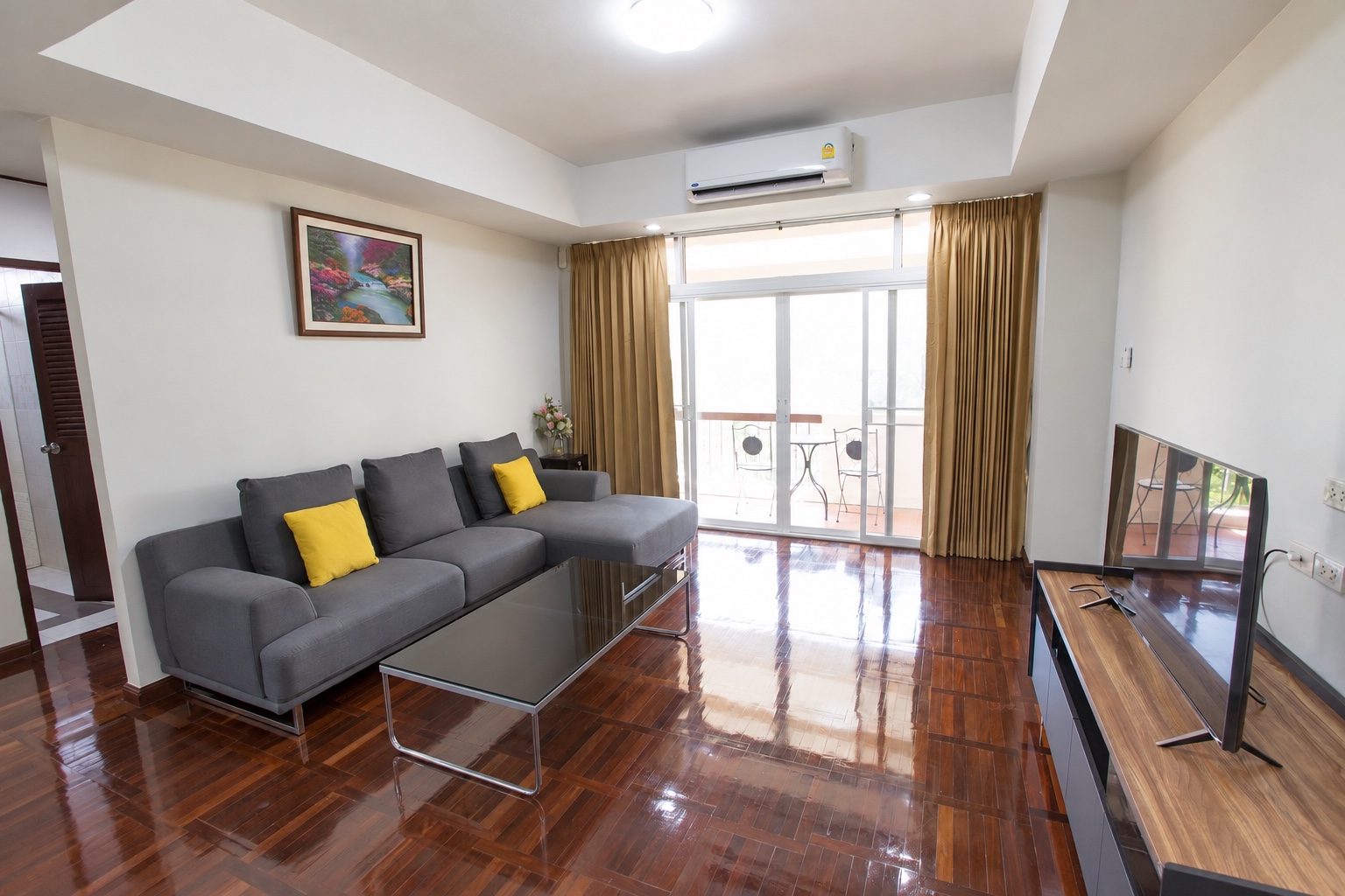 Two-bedroom living room and balcony at Le Vanvarothai